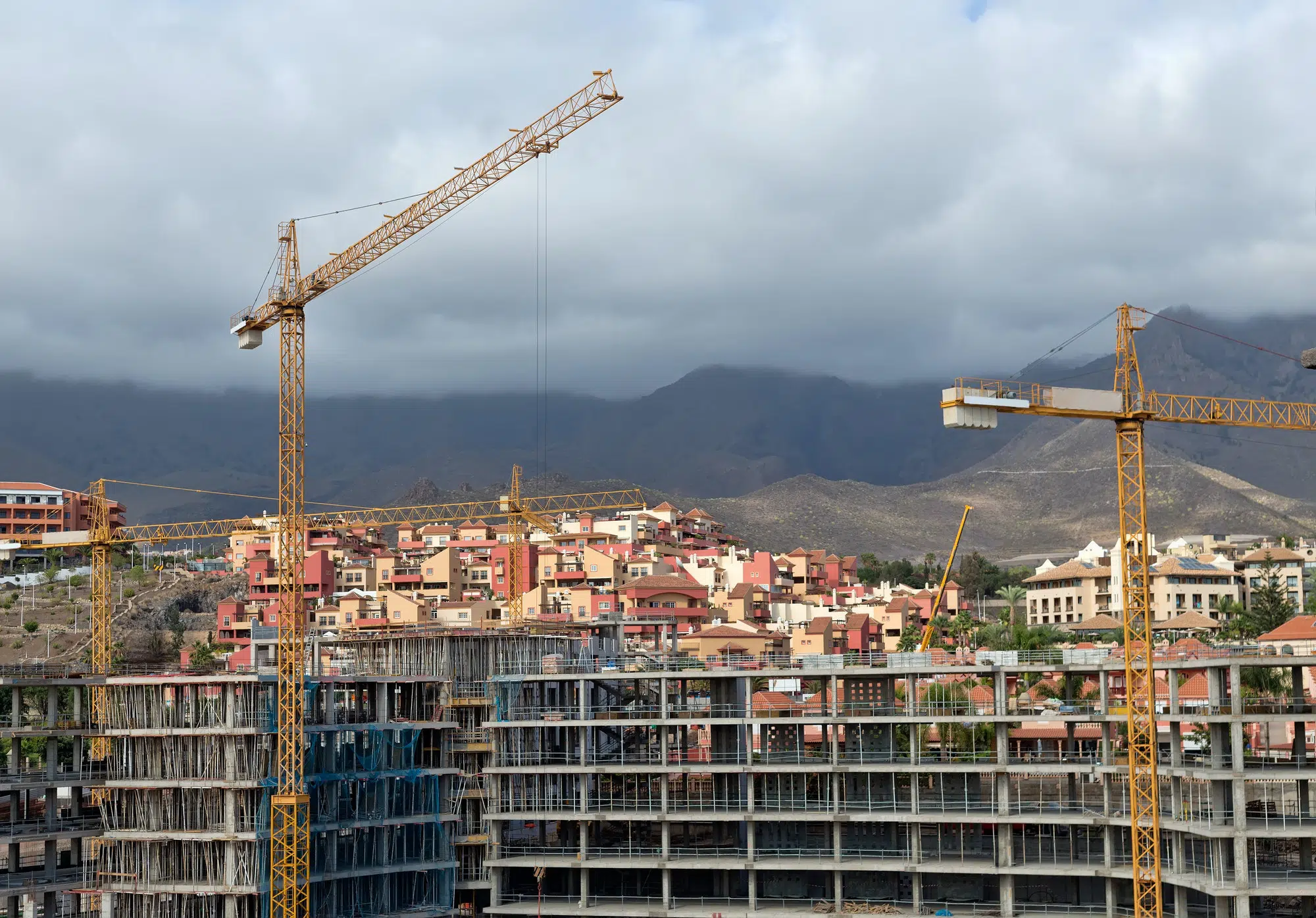 Construction with construction cranes